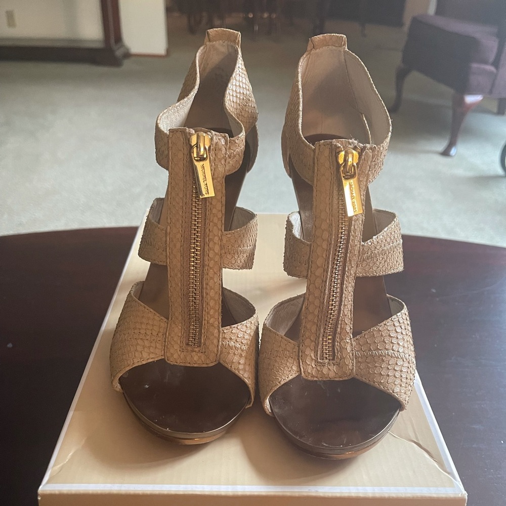 Never Worn  MICHAEL Michael Kors Sandal!